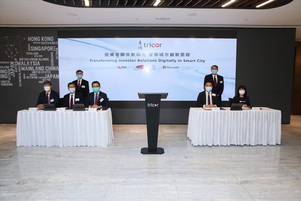 The MOU on “Transforming Investor Relations Digitally” was signed under the witness of the Guests of Honour, Dr David Chung Wai-keung JP, Under Secretary for Innovation and Technology (back left) and Mr Lester Garson Huang, JP, Chairman of the Council of CityU (back right).
