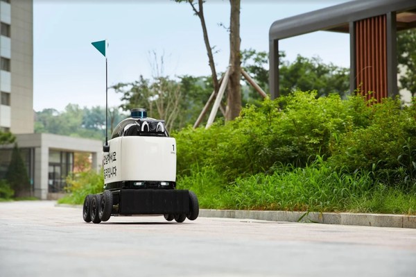 It can run for more than 8 hours, and it can deliver at night as well with its headlights. Dilly Drive can carry about 6 lunch boxes or 12 cups of beverages per delivery. It can run for more than 8 hours, and it can deliver at night as well with its headlights. Dilly Drive can carry about 6 lunch boxes or 12 cups of beverages per delivery.