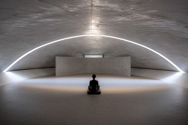 The light that comes through the slit windows makes the soft shadows in the space of Meditation Hall. The light that comes through the slit windows makes the soft shadows in the space of Meditation Hall.