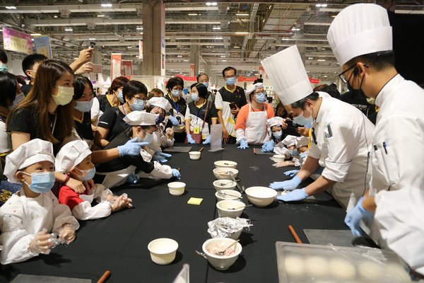 Children learn how to prepare food in the Luso International (LIB) Presents: Little Master Chef Workshop and play games at booths at the Sands Shopping Carnival at The Venetian Macao’s Cotai Expo. Children learn how to prepare food in the Luso International (LIB) Presents: Little Master Chef Workshop and play games at booths at the Sands Shopping Carnival at The Venetian Macao’s Cotai Expo.