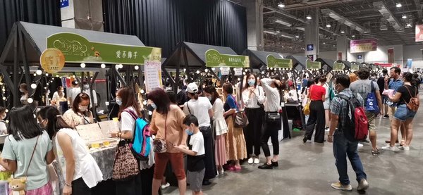Shoppers browse discounted items on display in the Cultural & Creative zone during the Sands Shopping Carnival. Shoppers browse discounted items on display in the Cultural & Creative zone during the Sands Shopping Carnival.