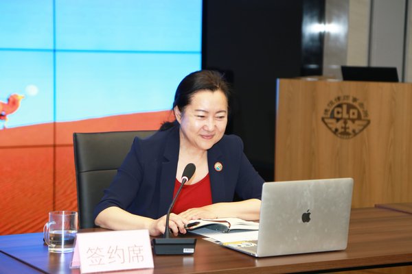 Chairperson of the Belt and Road Service Connections Wang Li delivers a speech