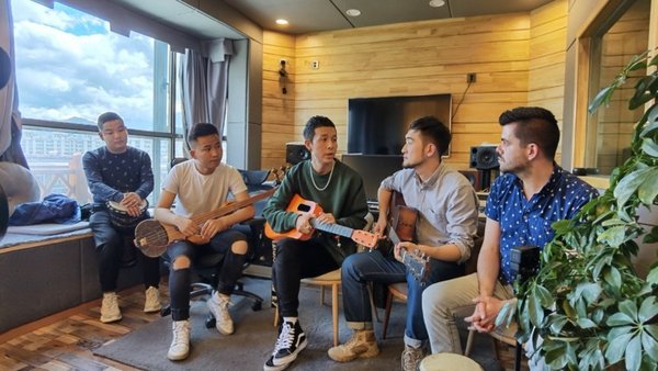 CGTN journalists play with Tibetan musicians. /CGTN