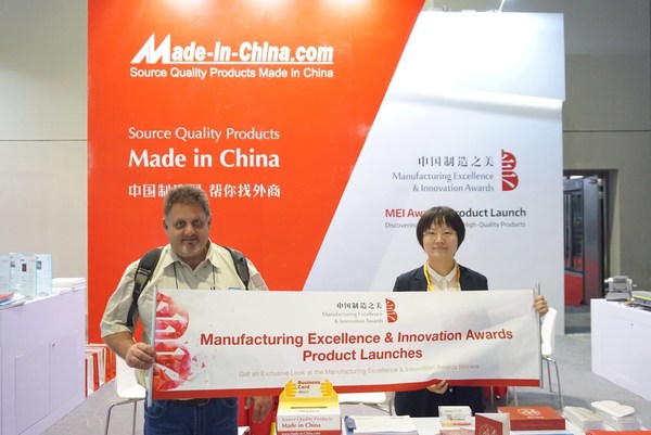 The global buyer had a nice chat with the staff of MEI Awards at the "Global Boutique Briefing". The global buyer had a nice chat with the staff of MEI Awards at the "Global Boutique Briefing".