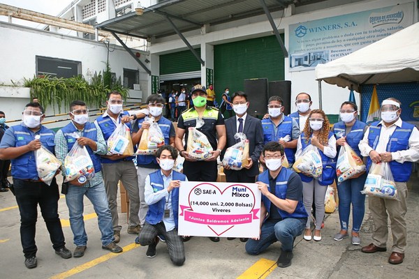 Donation ceremony held at Sae-A Guatemala. Commemorative photo taken with Mayor of Mixco and officials Donation ceremony held at Sae-A Guatemala. Commemorative photo taken with Mayor of Mixco and officials