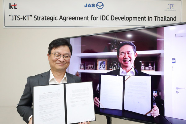 Kim Youngwoo (left), KT’s global business head, poses with Somboon Patcharasopak, JTS president and director, for a photo session after signing a strategic collaboration agreement for IDC business development, in a video conference at KT’s Gwanghwamun Headquarters in Seoul on September 23. Kim Youngwoo (left), KT’s global business head, poses with Somboon Patcharasopak, JTS president and director, for a photo session after signing a strategic collaboration agreement for IDC business development, in a video conference at KT’s Gwanghwamun Headquarters in Seoul on September 23.