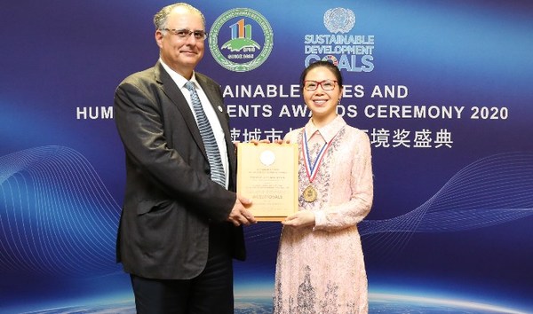 Mr. Alex Camprubi, Member of the Technical Committee of the Asian Habitat Society in consultative status with the United Nations (ECOSOC) with Dr. Kelly Wang, Deputy General Manager of Country Garden Overseas and SAR Division, the representative of Forest City