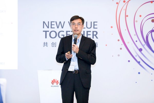Jiang Dayong, Vice President of Huawei Kunpeng Computing Business, delivering a keynote speech Jiang Dayong, Vice President of Huawei Kunpeng Computing Business, delivering a keynote speech