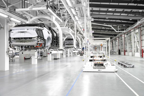 Finished vehicles are able to automatically drive themselves from the production line to designated delivery areas, allowing for completely unmanned transfer and pickup.