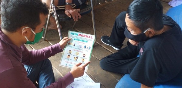 Members of PerMaTa, an Indonesian organization of persons affected by leprosy, carry out door-to-door visits in South Sulawesi Province to deliver leaflets on COVID-19, soap and masks.
