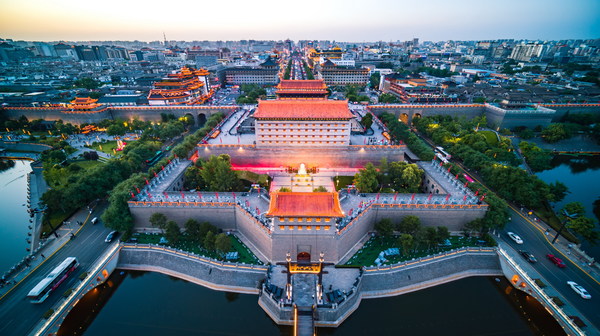 South Gate of Xi'an City Wall at dusk South Gate of Xi'an City Wall at dusk