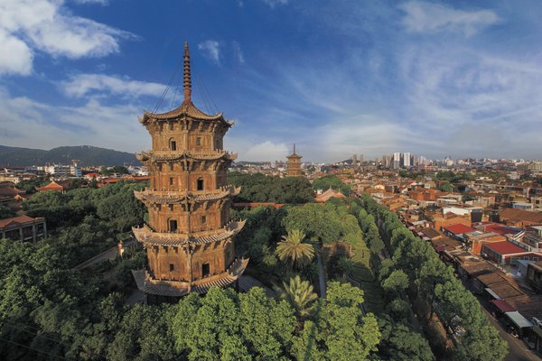 Twin Stone Pagodas at Kaiyuan Temple in Quanzhou of Fujian Province Twin Stone Pagodas at Kaiyuan Temple in Quanzhou of Fujian Province