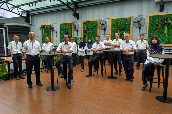CTRM CEO Shamsuddin M Yusof and Sustainability team with winning trophies