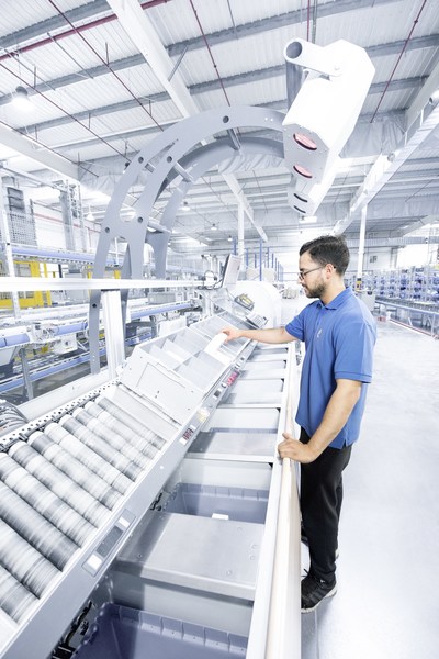 In a goods-to-person wave pick, all orders within the wave have equal priority. The machines work as efficiently as possible to provide inventory for picking within the wave. In a goods-to-person wave pick, all orders within the wave have equal priority. The machines work as efficiently as possible to provide inventory for picking within the wave.