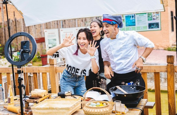 International employees are broadcasting with pop star Yuan Yonglin to support farmers. International employees are broadcasting with pop star Yuan Yonglin to support farmers.