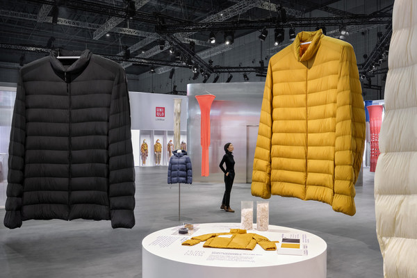 3D knitting machine using WHOLEGARMENT technology on display in China for the first time
