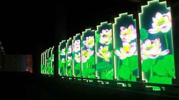 The Lotus Step by Step lantern set vividly portray a scenery of blossoming lotuses, representing good wishes and good fortune.