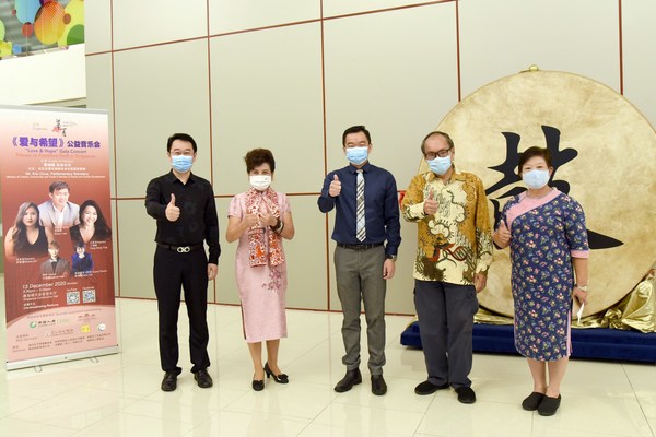 Left 1: Lin Xiangyang, Chief Executive of China Life Singapore; Left2: Ms Lin Dengli, Board President of Huaxia Cultural Hub; Middle: Mr. Eric Chua, Parliamentary Secretary of Ministry of Social and Family Development, as well as the Ministry of Culture, Community and Youth; Right 1: Ms Cynthia Phua, Former Member of Parliament; Right 2: Mr. Chan Soon Sen, Former Minister of State