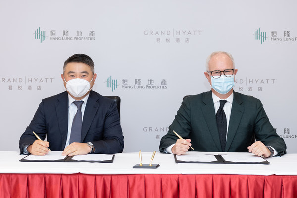 Mr. Weber Lo, Chief Executive Officer of Hang Lung Properties (left), and Mr. David Udell, Group President, Asia Pacific, Hyatt Hotels Corporation (right), ink partnership between Hang Lung and Hyatt to open Grand Hyatt Kunming at Spring City 66 in the capital and the largest city of Yunnan province in mainland China. Mr. Weber Lo, Chief Executive Officer of Hang Lung Properties (left), and Mr. David Udell, Group President, Asia Pacific, Hyatt Hotels Corporation (right), ink partnership between Hang Lung and Hyatt to open Grand Hyatt Kunming at Spring City 66 in the capital and the largest city of Yunnan province in mainland China.