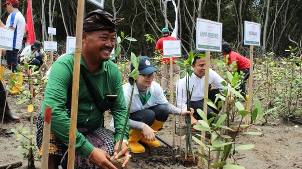 PT Mowilex Chief Marketing Officer Anna Wibowo participating in the company's campaign to plant 50,000 trees. PT Mowilex Chief Marketing Officer Anna Wibowo participating in the company's campaign to plant 50,000 trees.