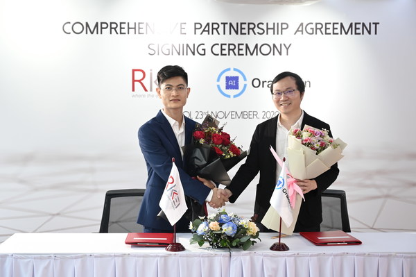 Partnership agreement ceremony, Rikkeisoft CEO Phan The Dung and Oraichain CEO Dr. Chung Dao