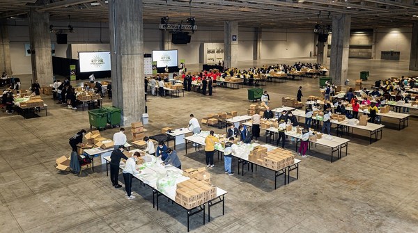 Around 200 Sands China team members and members of the Macao community join together Dec. 4 at The Venetian Macao to build 40,000 hygiene kits for Clean the World.
