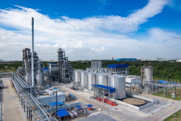 The plant built by Total Corbion PLA, a joint venture between French energy major Total and Dutch biochemical giant Corbion, in Rayong, in Thailand’s Eastern Economic Corridor, is using locally-grown cane sugar to manufacture annually 75,000 tonnes of polylactic acid, or PLA, a 100 percent renewable and biodegradable bioplastic that can be used to replace polystyrene and other oil-based polymers while having a 75 percent smaller carbon footprint. The plant built by Total Corbion PLA, a joint venture between French energy major Total and Dutch biochemical giant Corbion, in Rayong, in Thailand’s Eastern Economic Corridor, is using locally-grown cane sugar to manufacture annually 75,000 tonnes of polylactic acid, or PLA, a 100 percent renewable and biodegradable bioplastic that can be used to replace polystyrene and other oil-based polymers while having a 75 percent smaller carbon footprint.