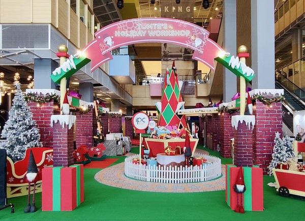 Swedish gnome sets up holiday workshop to spread the gift of joy and happiness at its home away from home Swedish gnome sets up holiday workshop to spread the gift of joy and happiness at its home away from home
