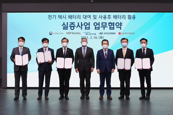Hyundai Motor Company today signed a memorandum of understanding (MOU) to work with the South Korean government as well as logistics, battery and mobility companies to demonstrate the electric vehicle (EV) battery leasing business. (From left to right) Hyundai Glovis President Jung Hoon Kim, Hyundai Motor Company President Young-Woon Kong, Trade, Industry and Energy Minister Yun-mo Sung, Hyundai Motor Group Chairman Euisun Chung, Prime Minister Sye-kyun Chung, LG Energy Solution President Jong Hyun Kim and KST Mobility CEO Haeng Yeol Lee.