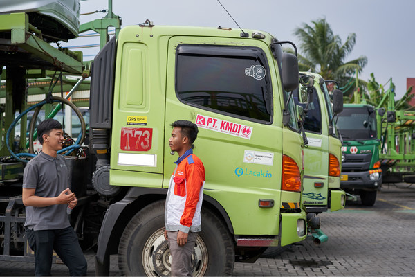 Lacak team meeting with one of logistic company
