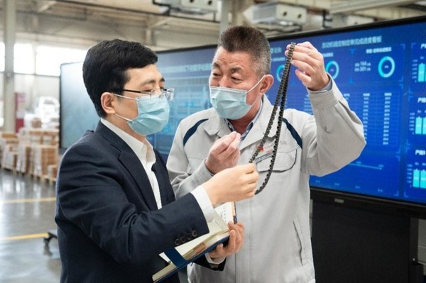 Haier Group President Zhou Yunjie (left), visited Qingdao Choho Industrial Co. Ltd. on February 23. Haier’s COSMOPlat established a strategic cooperation last May with Choho, helping the company in digital transformation and upgrading. Haier Group President Zhou Yunjie (left), visited Qingdao Choho Industrial Co. Ltd. on February 23. Haier’s COSMOPlat established a strategic cooperation last May with Choho, helping the company in digital transformation and upgrading.