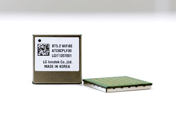 An LG Innotek employee presents the automotive Wi-Fi 6E module. This module enables near-field wireless communication both inside and outside the vehicle with improved communication performance, durability, and applicability. An LG Innotek employee presents the automotive Wi-Fi 6E module. This module enables near-field wireless communication both inside and outside the vehicle with improved communication performance, durability, and applicability.