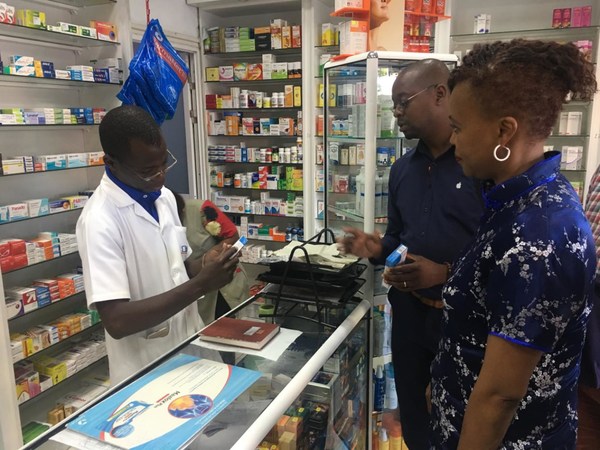 Residents buy Lianhua Qingwen capsules at a pharmacy in Maputo, the capital of Mozambique.