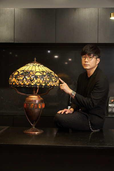 Designed by Iko In for TSG 1895, the Porcelain Lamp presents a dazzling pattern across it glassy shade inspired by Oriental porcelain.
