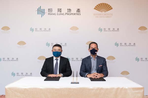 Mr. Weber Lo, Chief Executive Officer of Hang Lung Properties (left) is joined by Mr. James Riley (right), Group Chief Executive of Mandarin Oriental, at the signing of the agreement to bring Mandarin Oriental to Hang Lung’s luxury Westlake 66 development in Hangzhou.