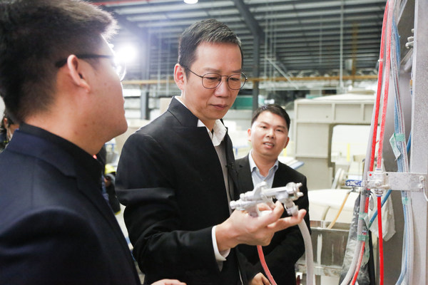 Wu Xiaobo, business writer and the "product recommender" of Chinese brands and domestic products, joined by Lin Xiaowei, JOMOO vice president, visit the 5G smart factory of JOMOO