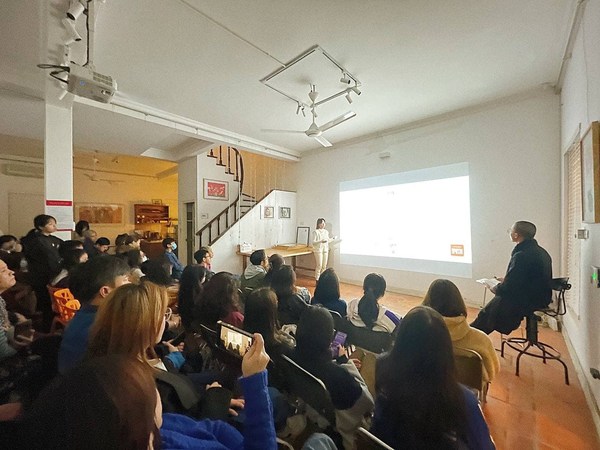 An artwork presentation by students in Study Abroad course at Artpink Academy An artwork presentation by students in Study Abroad course at Artpink Academy