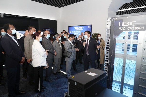 Gary Huang, President of International Business and Senior Vice President of H3C introduced the H3C CR19000 series cluster router Gary Huang, President of International Business and Senior Vice President of H3C introduced the H3C CR19000 series cluster router