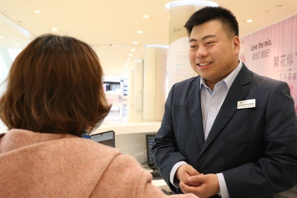 Receiving the Emerald Award 2020, Niu Luxu from Palace 66 in Shenyang has adopted openness and uphold the highest level of customer-centricity to service his customers Receiving the Emerald Award 2020, Niu Luxu from Palace 66 in Shenyang has adopted openness and uphold the highest level of customer-centricity to service his customers