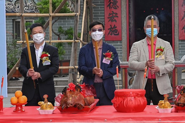 HGC Broadband extends fibre network to Lung Kwu Tan. A groundbreaking ceremony was held on 18 April to officially kick off the project. (Left 1st) Mr Andrew Kwok, Chief Executive Officer of HGC (Left 2nd) Mr Kenneth Lau, BBS, MH, JP, Chairman of New Territories Heung Yee Kuk (Left 3rd) Mr Gary Chan, Chairman and Chief Executive Officer of Top Express Enterprise Group Limited