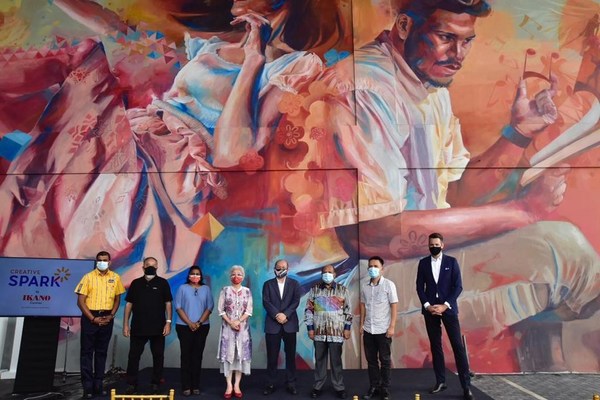 From left to right, Mr Pathmalingan Arumugam, Store Manager, IKEA Batu Kawan; Mr Tan Chor Whye, Founder, Can Can Public Art; YB Kasthuri Patto, MP of Batu Kawan; YB Chong Eng, Penang State Executive Councillor for Social Development & Non-Islamic Religious Affairs; Mr Lee Khai, Chairman, Penang State Art Gallery; Dato Seri Nazir Ariff, Deputy Chairman and Co-Founder, Aspen Group; YB Tpr Gooh Choon Aik, Adun Bukit Tambun; and Mr Arnoud Bakker, Head of Leasing, IKEA Southeast Asia