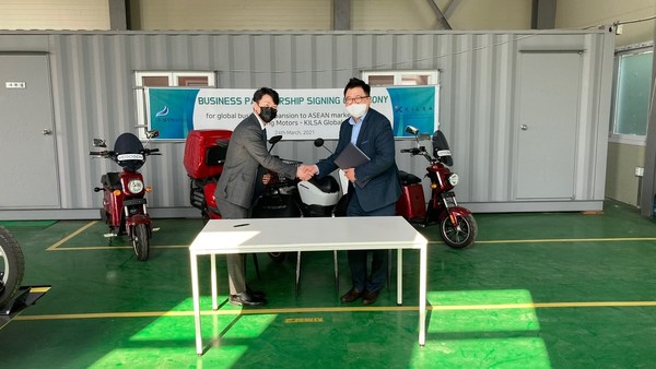 Mobility company BlueWing Motors and global market entry specialist KILSA signed a joint business agreement on the 24th of March 2021. (Kim Min-ho, CEO of Blue Wing Motors (right) Kevin Kwon, Country Director of KILSA Global (left) - source: Blue Wing Motors)