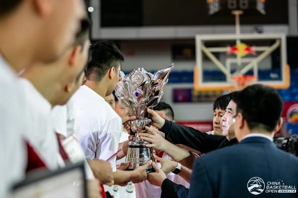 Presenting trophies to the champion team’s players Presenting trophies to the champion team’s players