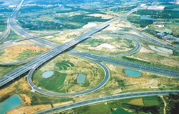 Photo shows the Gezidun interchange overpass of the Hefei-Anqing expressway constructed by CCMC.