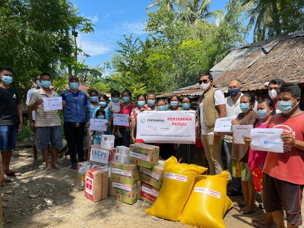 Beneficiaries receiving CapaJet’s mask donations from HOPE worldwide Indonesia volunteers Beneficiaries receiving CapaJet’s mask donations from HOPE worldwide Indonesia volunteers