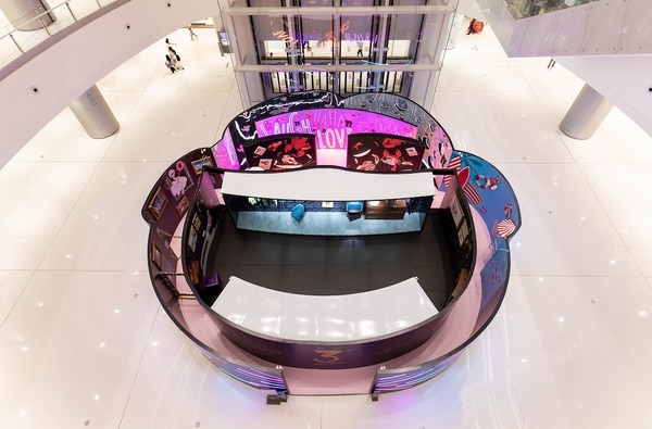 The themed art installation with the brand new Xi Xi Ha Ha image of artist Yue Minjun debuted in Changsha