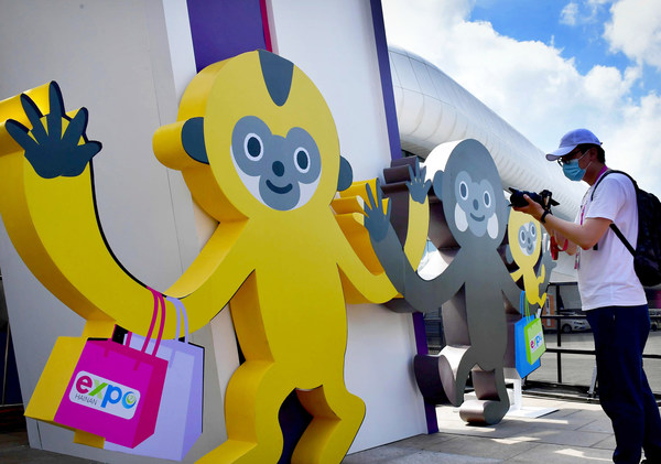 Participants photographing CICPE Mascot "Yuanxiao" in Hainan International Convention and Exhibition Center, Haikou