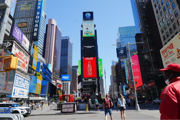 "Pineapples from Guangdong, China, a burst of flavor in every bite" appears on the China Screen of Times Square, New York.