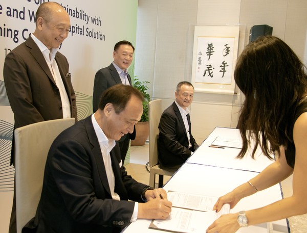 UOB and Musim Mas collaborate on a green trade finance facility under the new Green and Sustainable Trade Finance and Working Capital Framework. The facility granted by UOB will help Musim Mas build on their current sustainability initiatives and increase their supply chain resilience. (L to R) Mr Frederick Chin, Head of Group Wholesale Banking and Markets, UOB; Mr Wee Ee Cheong, Deputy Chairman and CEO, UOB; Mr Lim Ek Tjioe, Group Executive Chairman and CEO, Musim Mas; Mr Alvin Lim, Group Finance Executive Director and CFO, Musim Mas