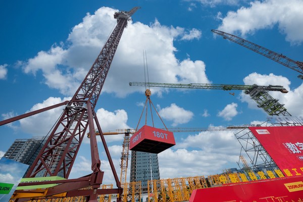 The delivery ceremony of the LW2340-180 wind power-based boom tower crane.